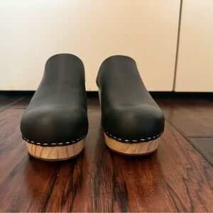Nisolo Black Leather Wooden Clog Mules